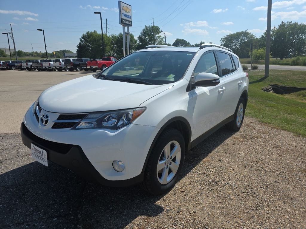 Used 2013 White Toyota XLE image 4