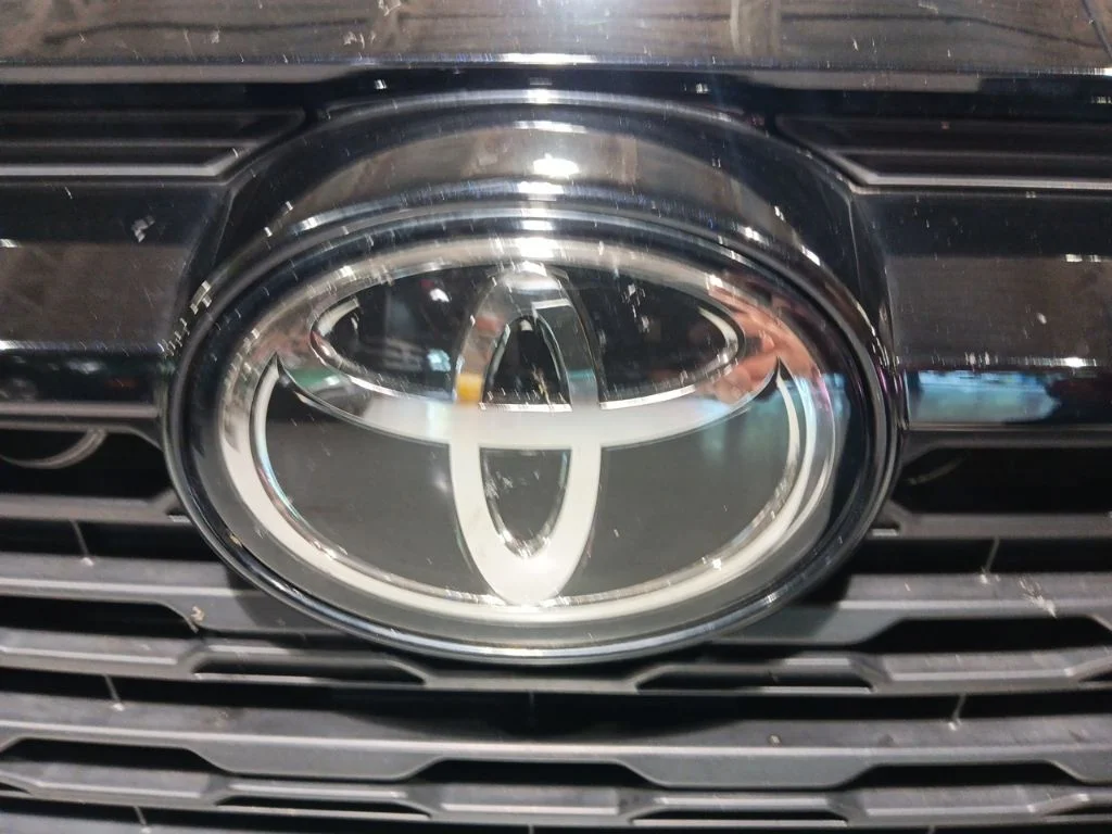 Used 2020 Midnight Black Metallic Toyota XLE image 9