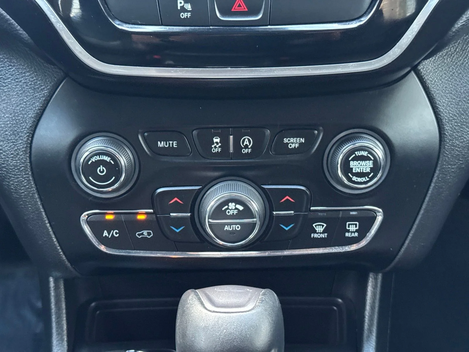 Used 2019 Bright White Clearcoat Jeep Limited image 13