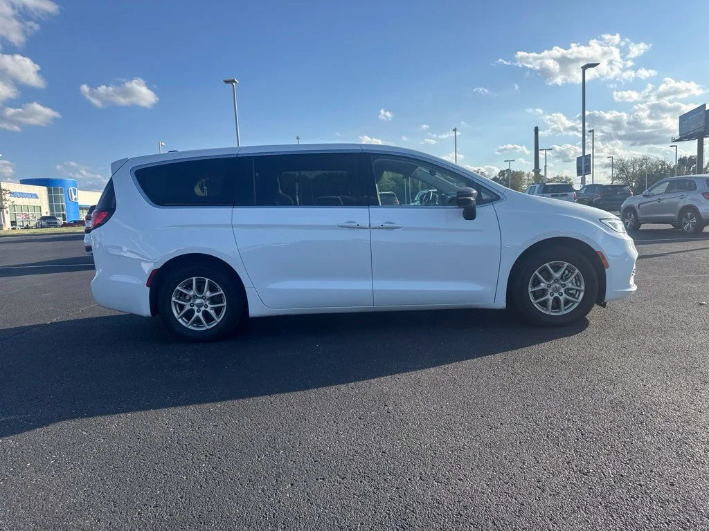 Used 2024 White Chrysler Touring L image 11