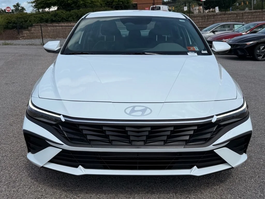 Used 2025 White Hyundai SE image 13