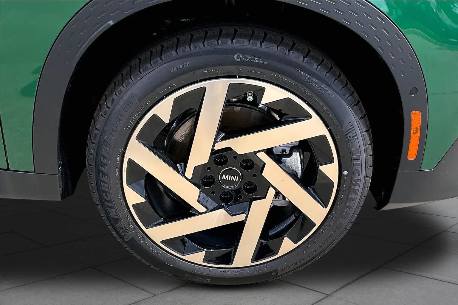 New 2026 British Racing Green IV Metallic MINI Signature Plus image 11