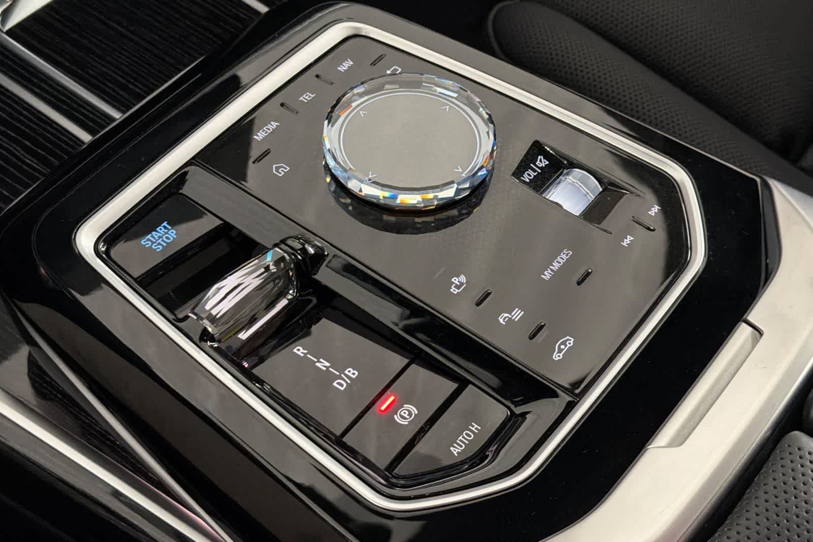 Used 2025 Black Sapphire Metallic BMW xDrive60 image 21