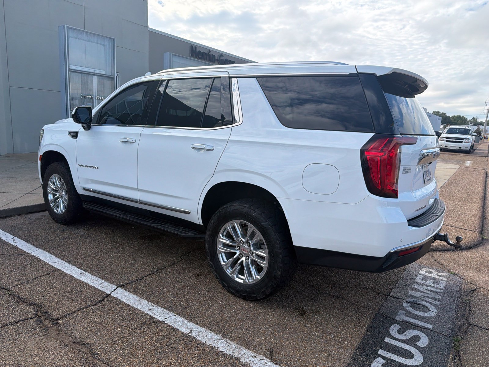 Used 2023 White GMC SLT image 1