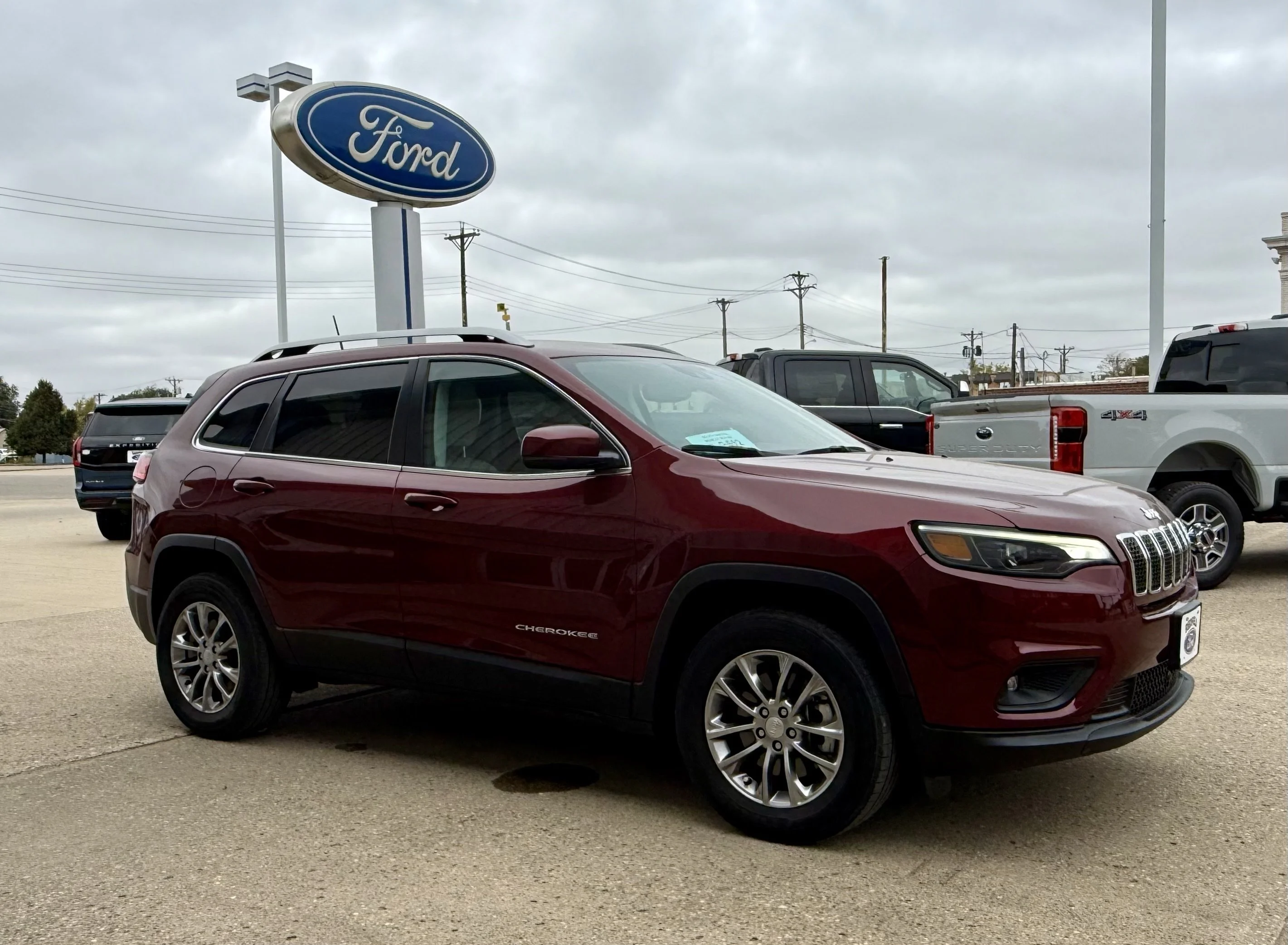 Used 2021 Velvet Red Pearlcoat Jeep Latitude Lux image 4