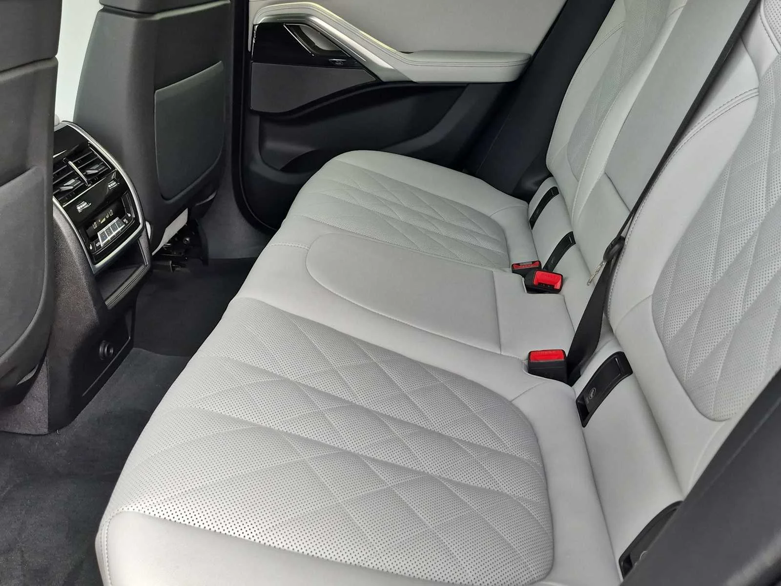 New 2026 Black Sapphire Metallic BMW xDrive40i image 19