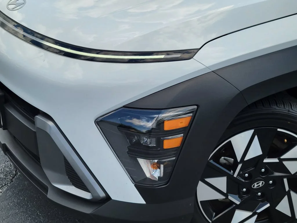Used 2025 White Hyundai SEL image 9