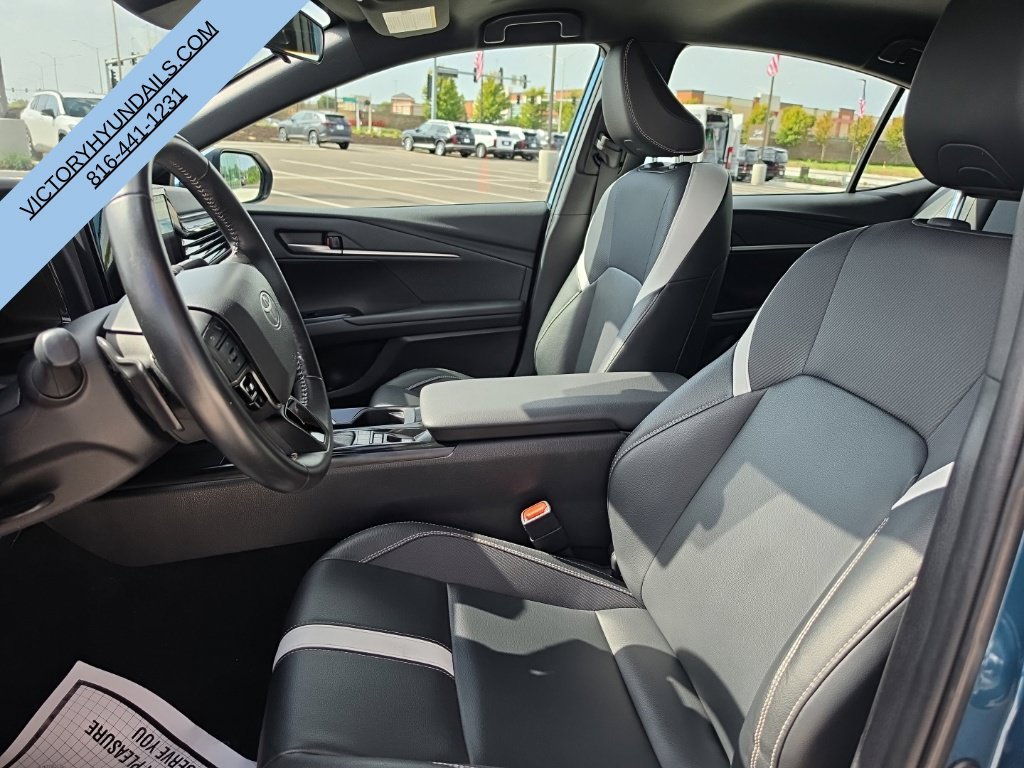 Used 2025  Toyota SE image 13