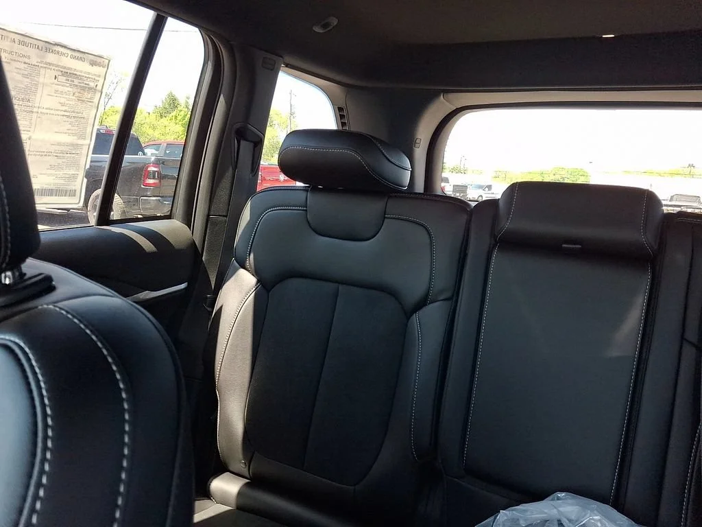 New 2026 Diamond Black Crystal Pearlcoat Jeep Laredo Altitude image 13