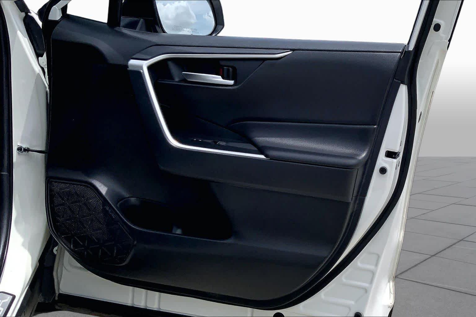 Used 2025 Ice Cap Toyota XLE image 22