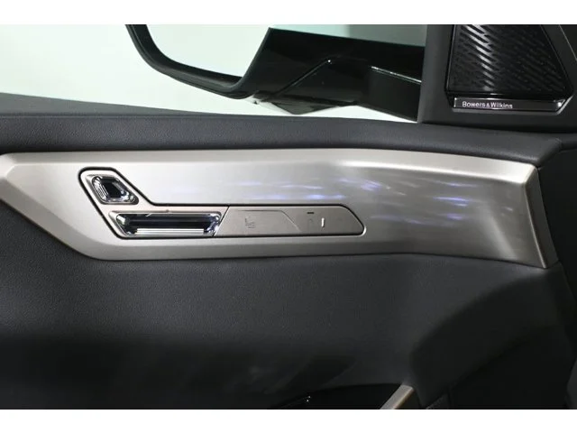 New 2027 Mineral White Metallic BMW 40 xDrive image 23