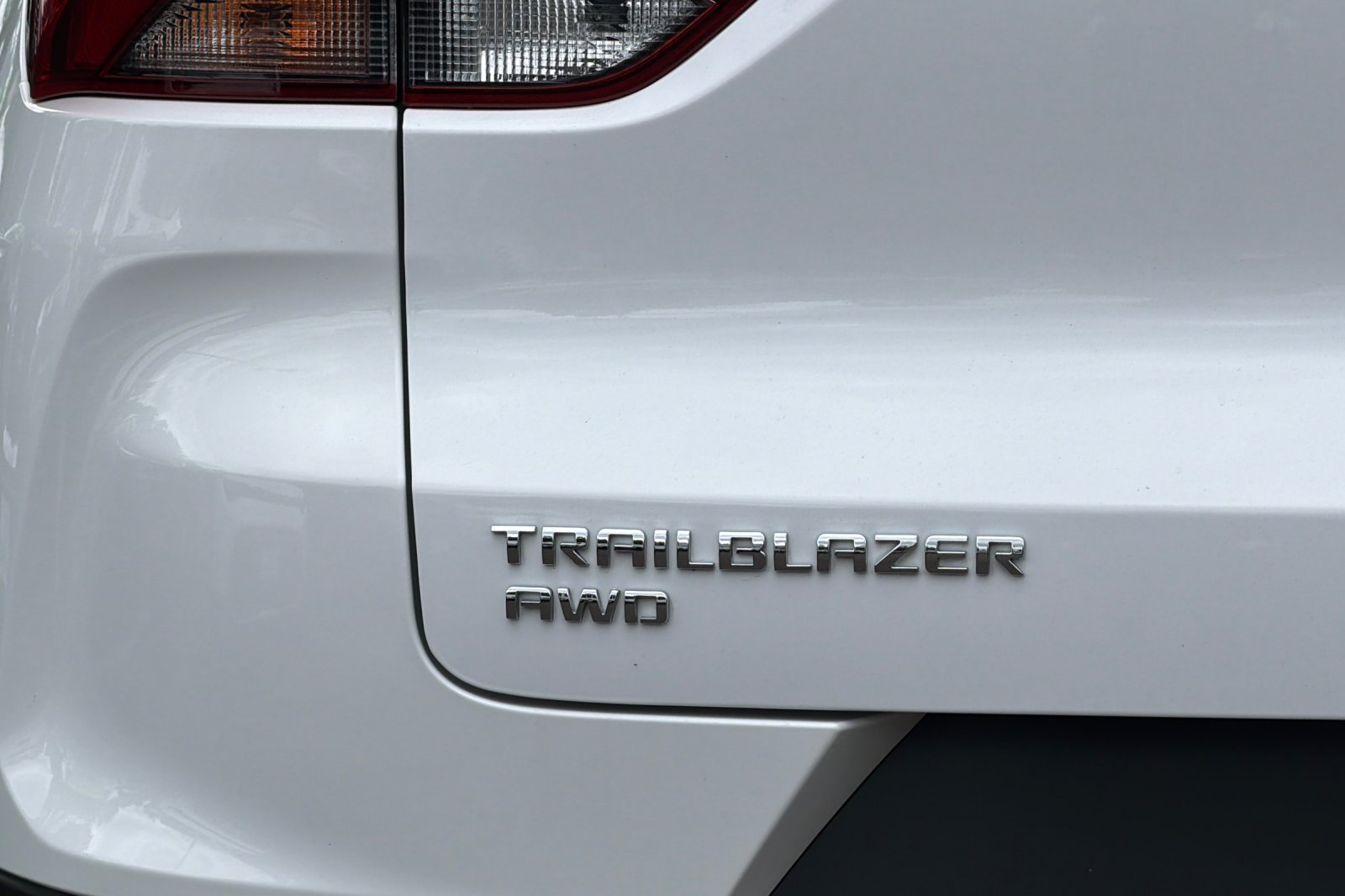 Used 2025 Summit White Chevrolet LT image 27