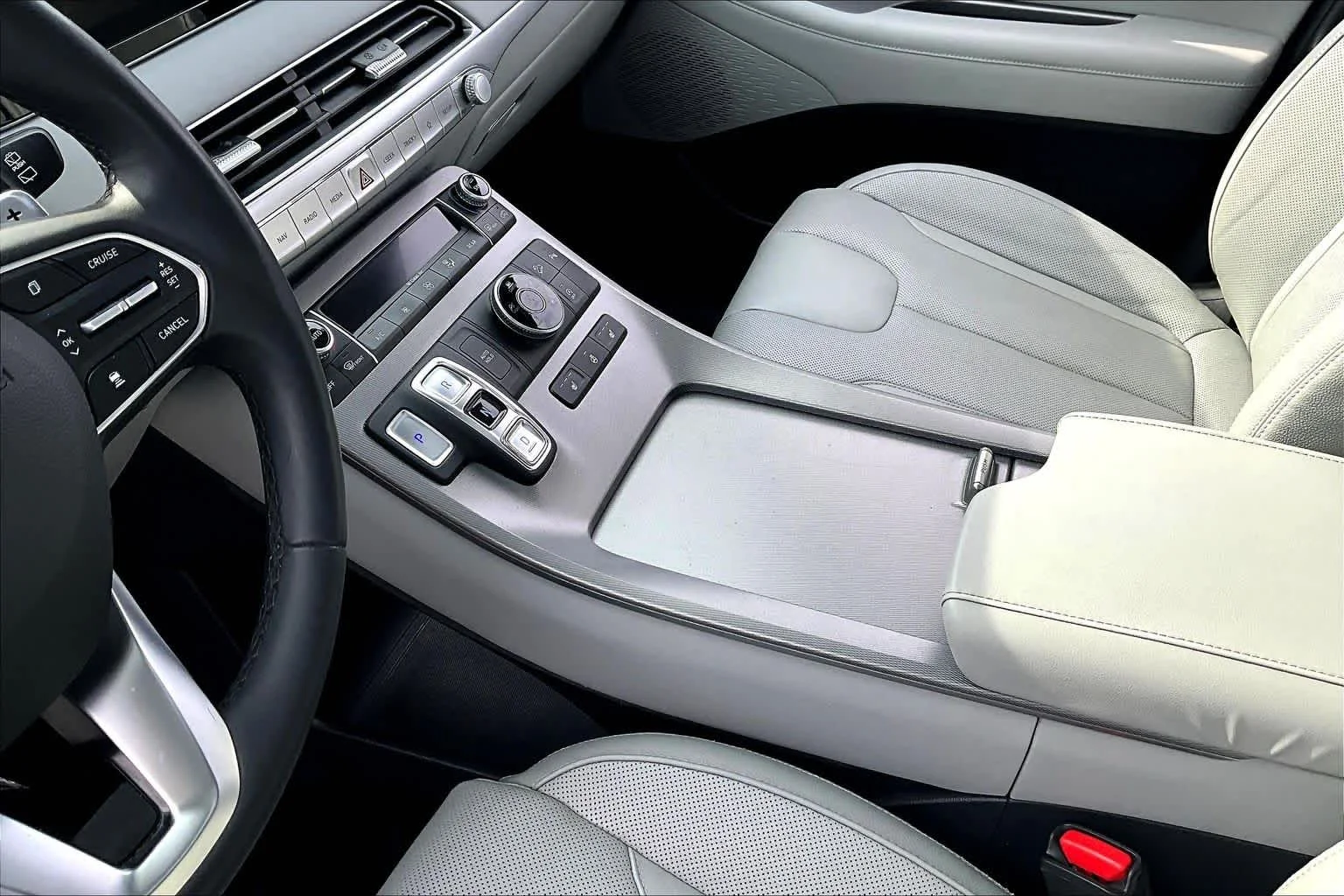 Used 2020 Hyper White Hyundai SEL image 17