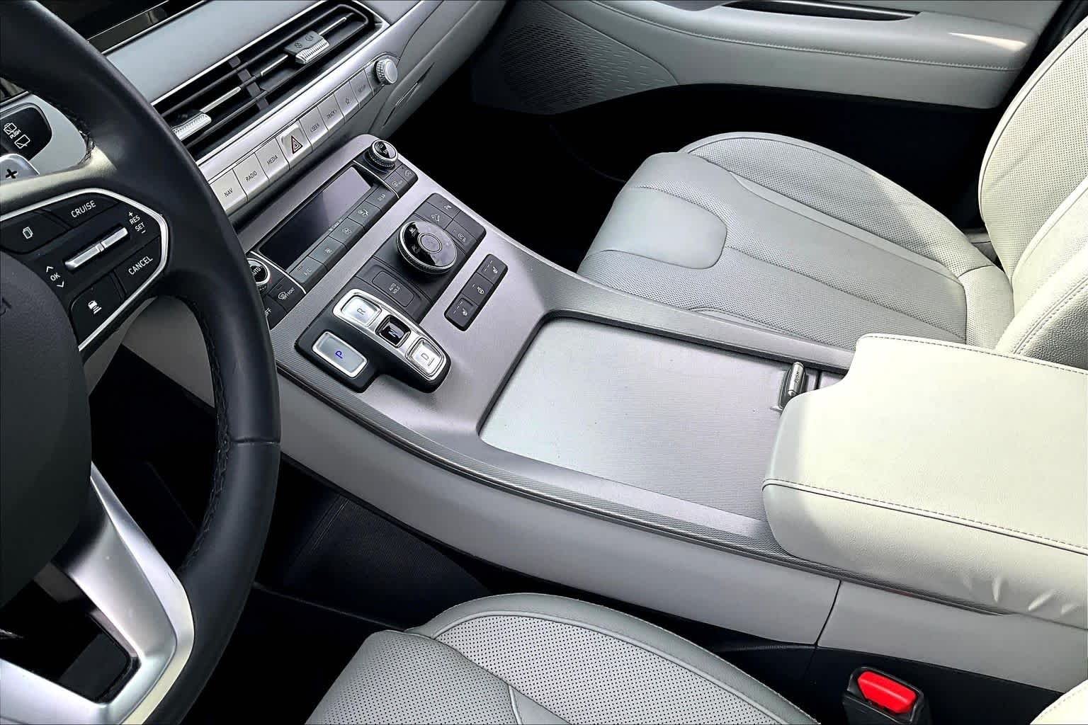 Used 2020 Hyper White Hyundai SEL image 17