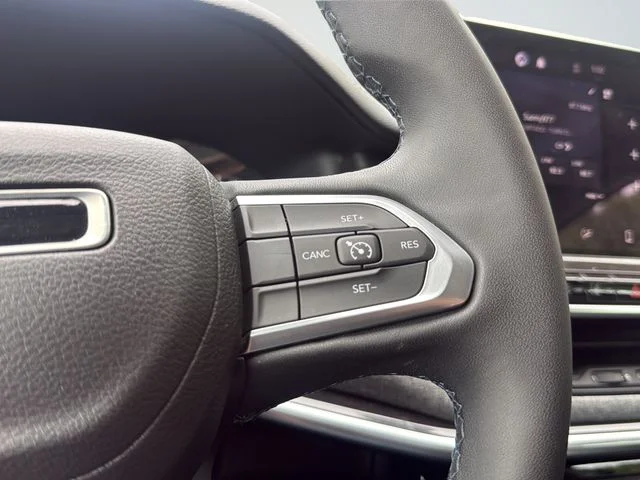 Used 2022 Silver Jeep Latitude image 16