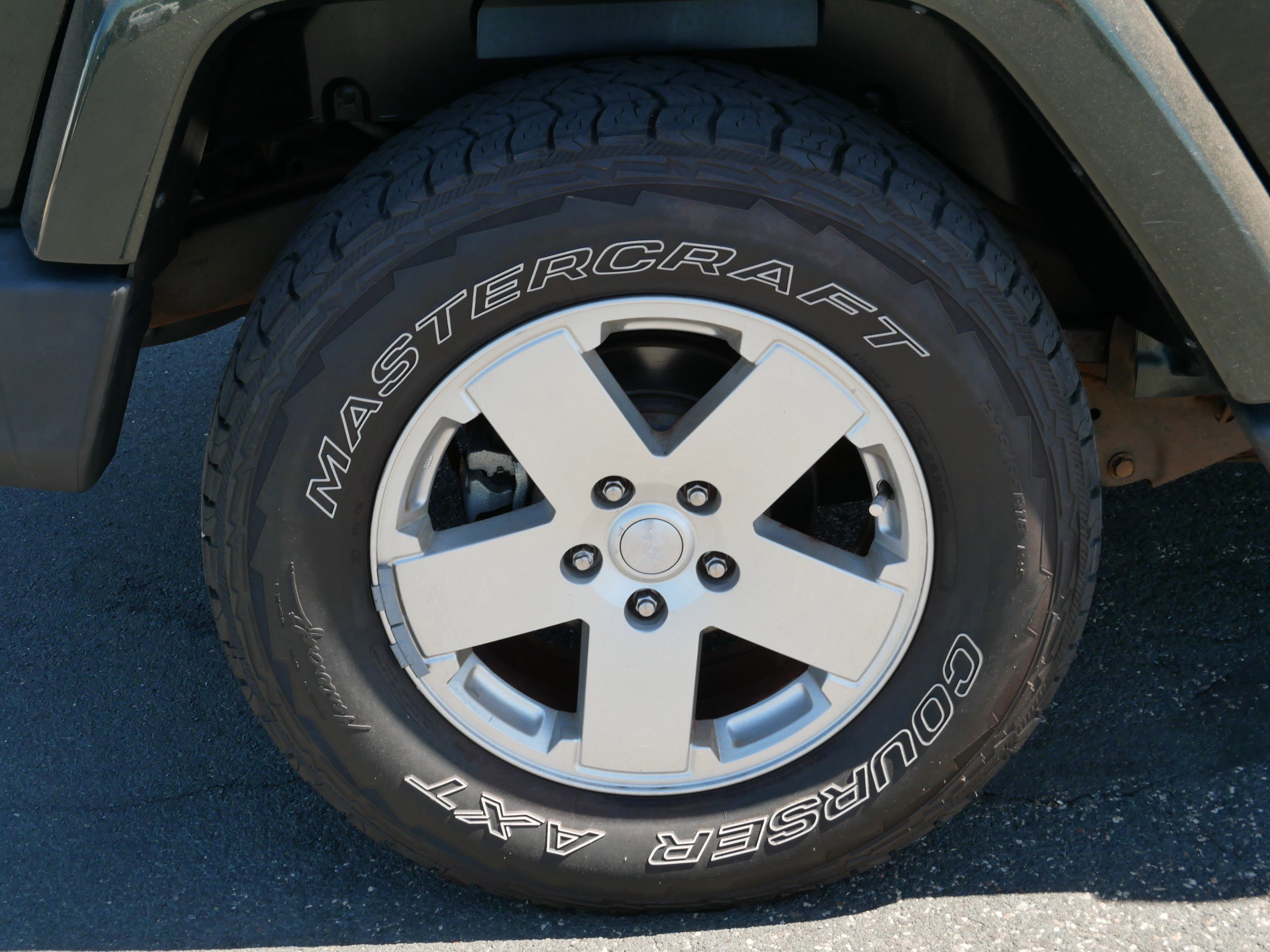 Used 2011 Natural Green Pearl Jeep Sahara image 9