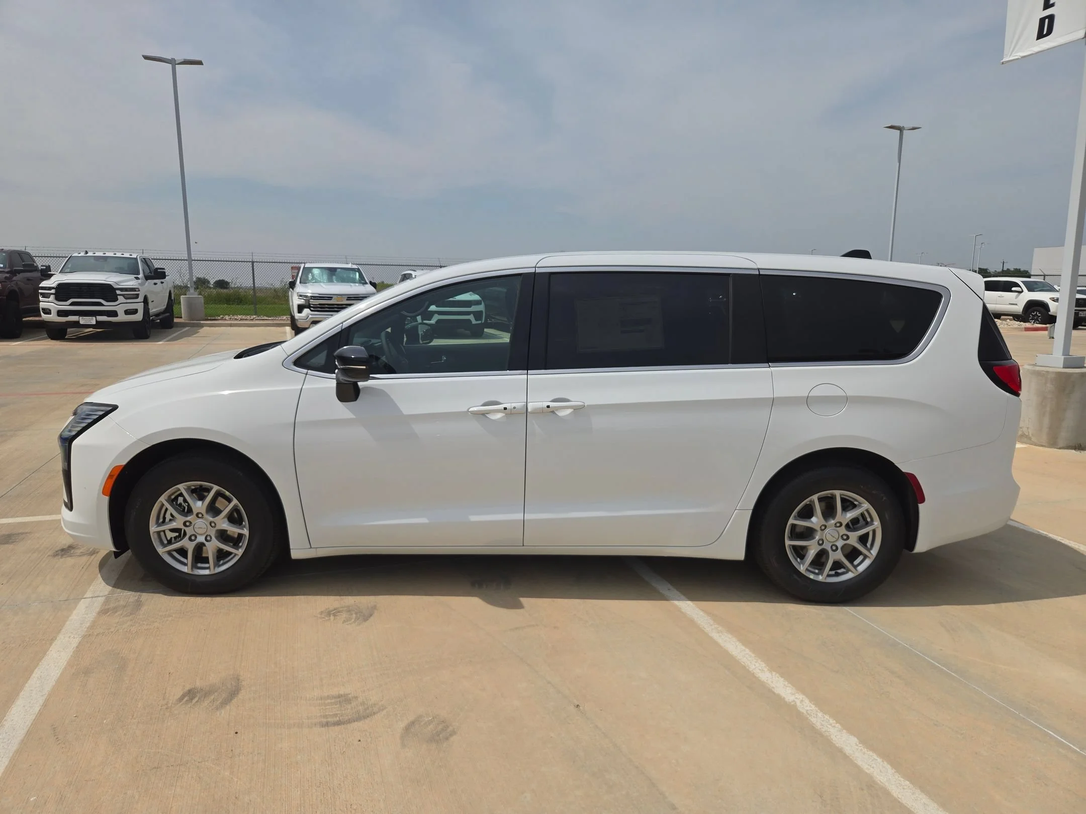 New 2027 Bright White Clear-Coat Exterior Paint Chrysler Select image 6