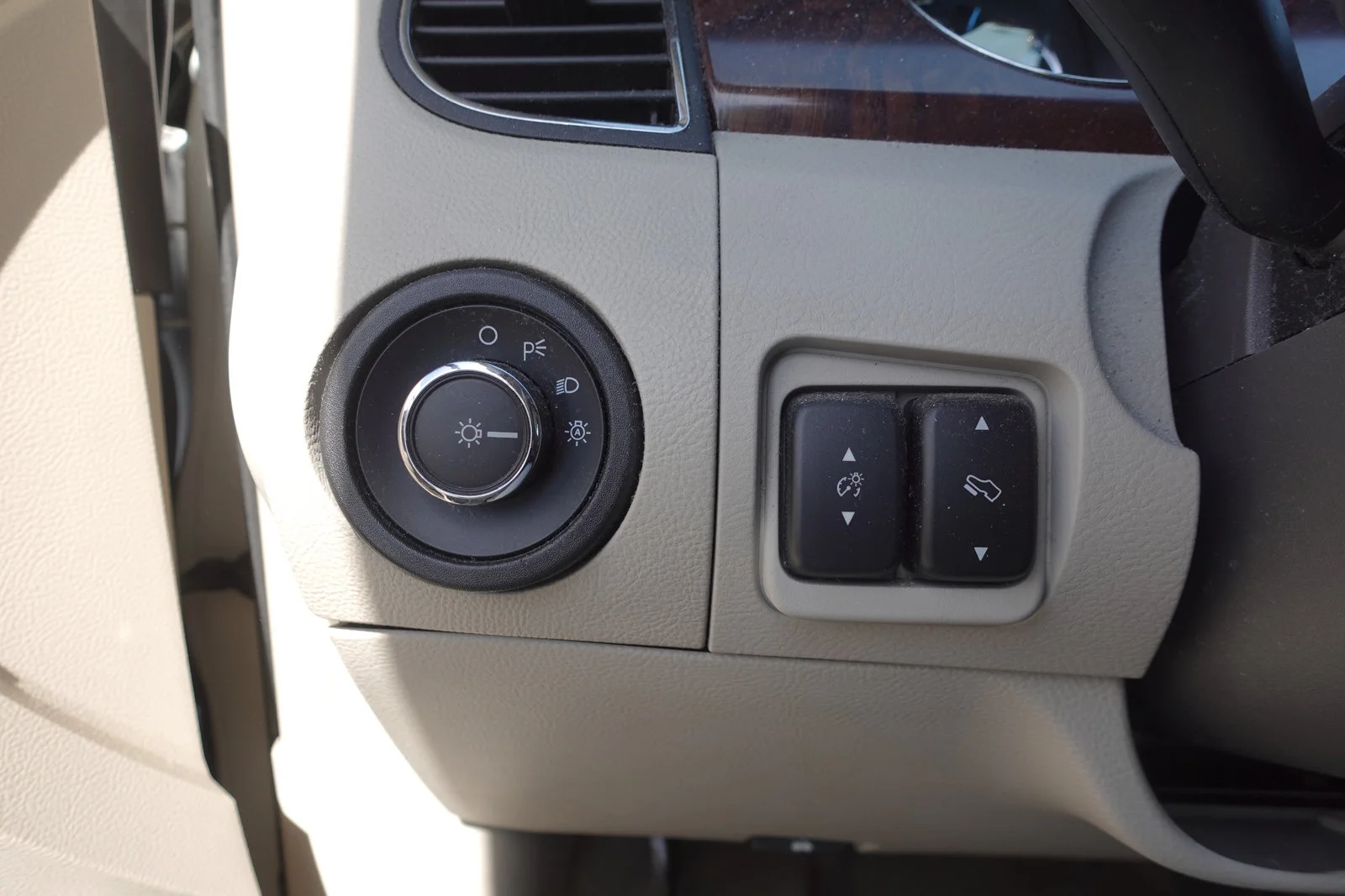Used 2012 White Suede Ford SEL image 16