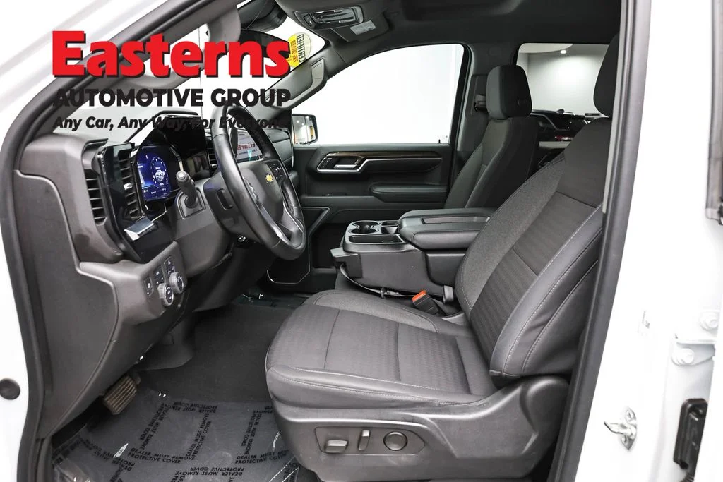 Used 2025 White Chevrolet LT image 13