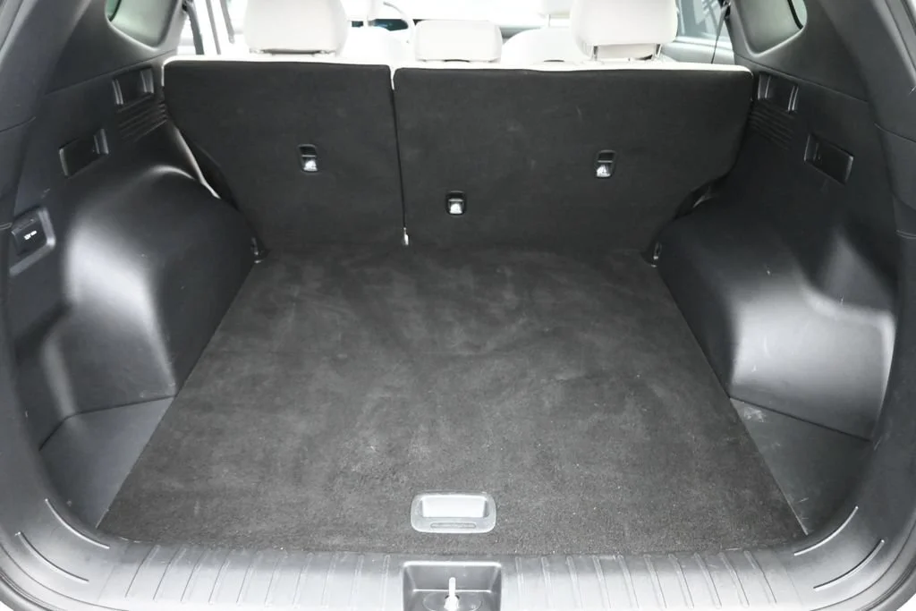 Used 2025 White Hyundai SEL image 17