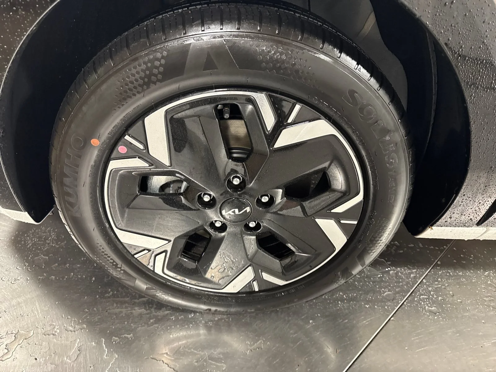 New 2026 Snow White Pearl Kia Wind image 2