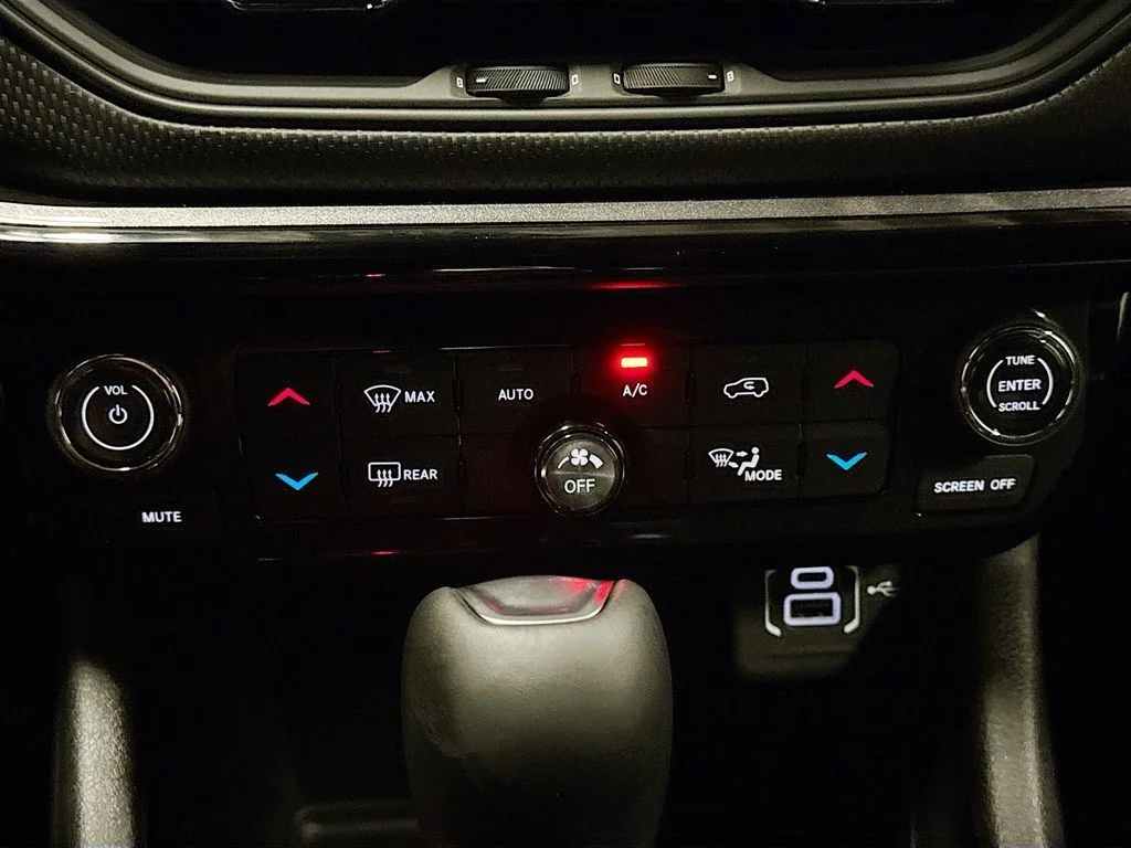 New 2026 Silver Jeep Latitude image 31
