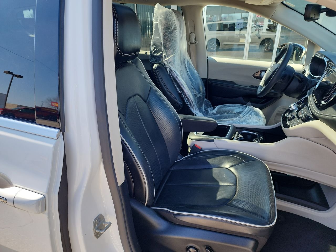 Used 2023  Chrysler Limited image 26
