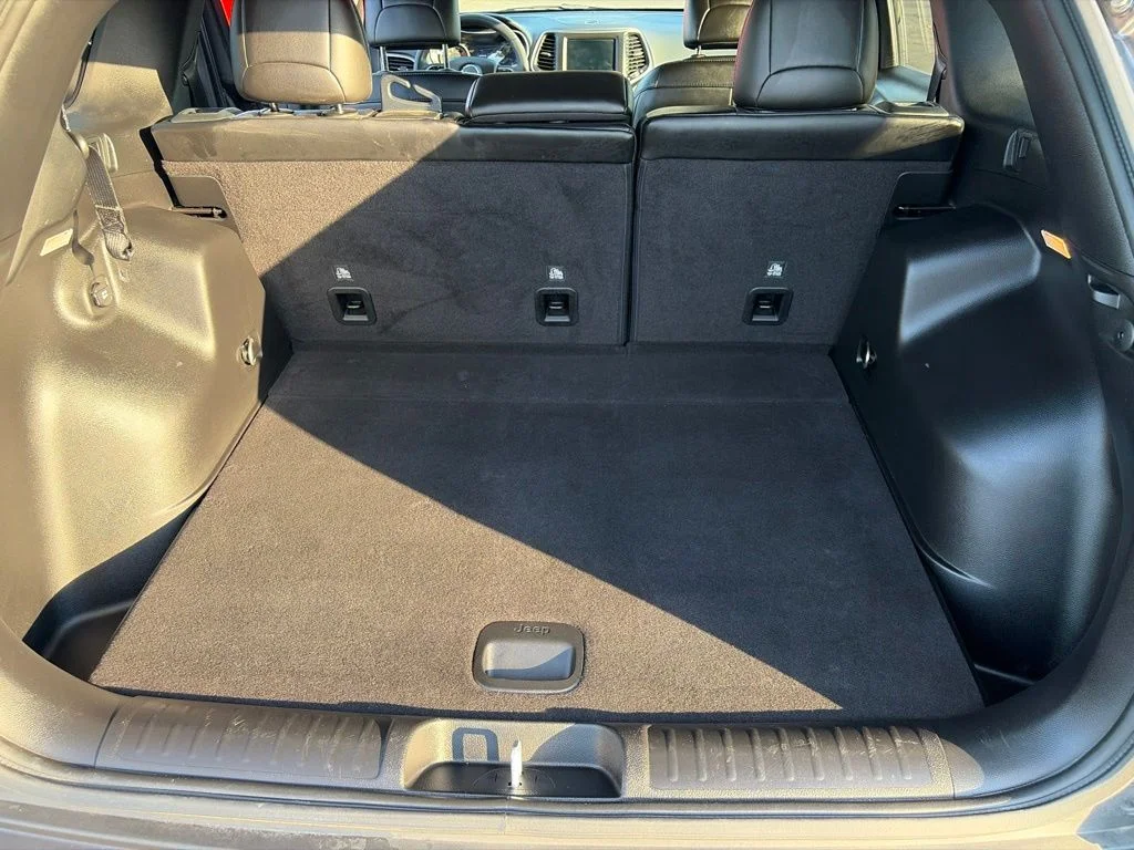 Certified Used 2022 Gray Jeep Latitude Lux image 15
