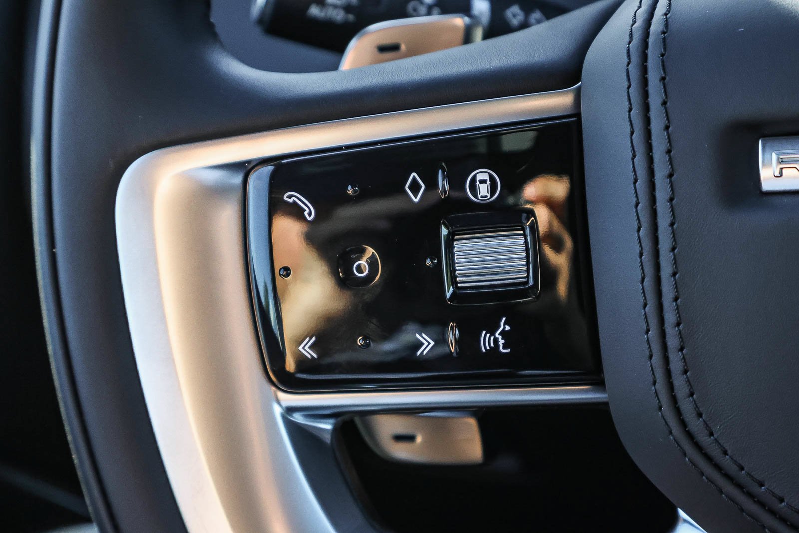 New 2026 Eiger Grey Land Rover SE image 32