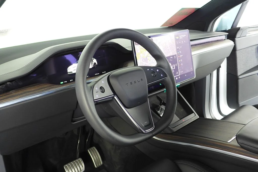 Used 2024  Tesla Base image 31