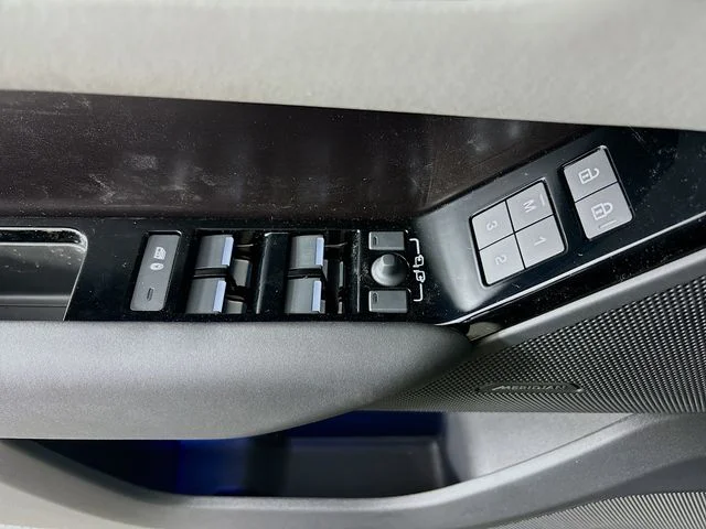 New 2026 Varesine Blue Land Rover Dynamic SE image 19