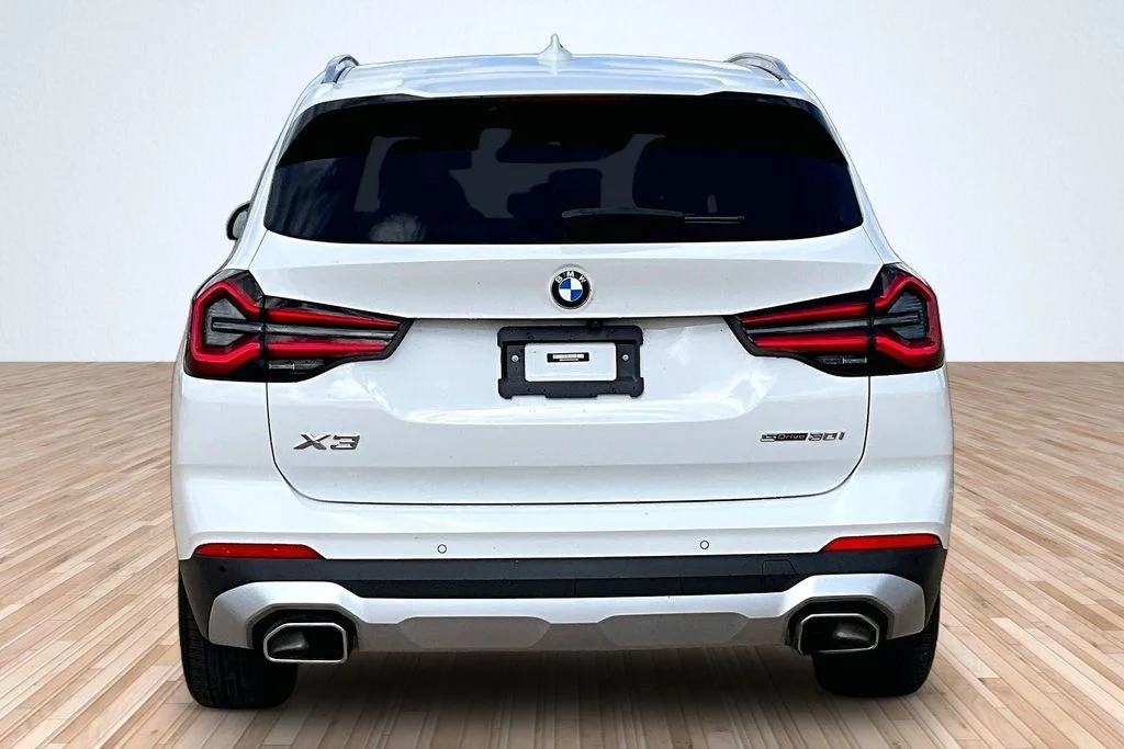 Used 2022 White BMW sDrive30i image 4