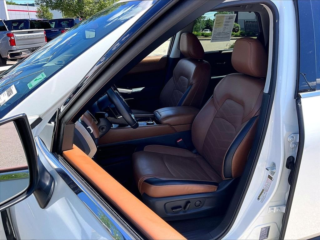 Certified Used 2023 White Nissan Platinum image 10