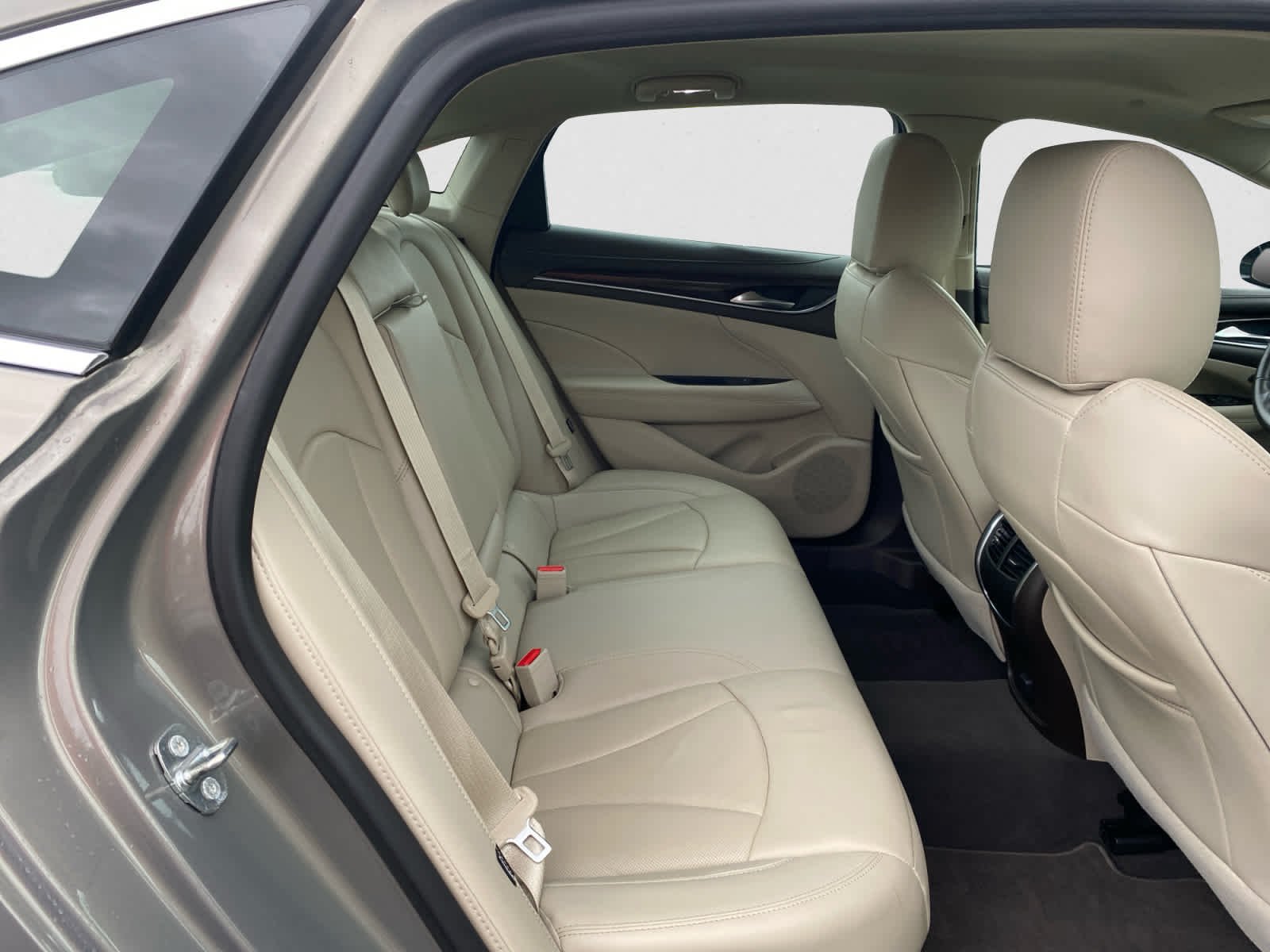 Used 2017 Pepperdust Metallic Buick Essence image 22