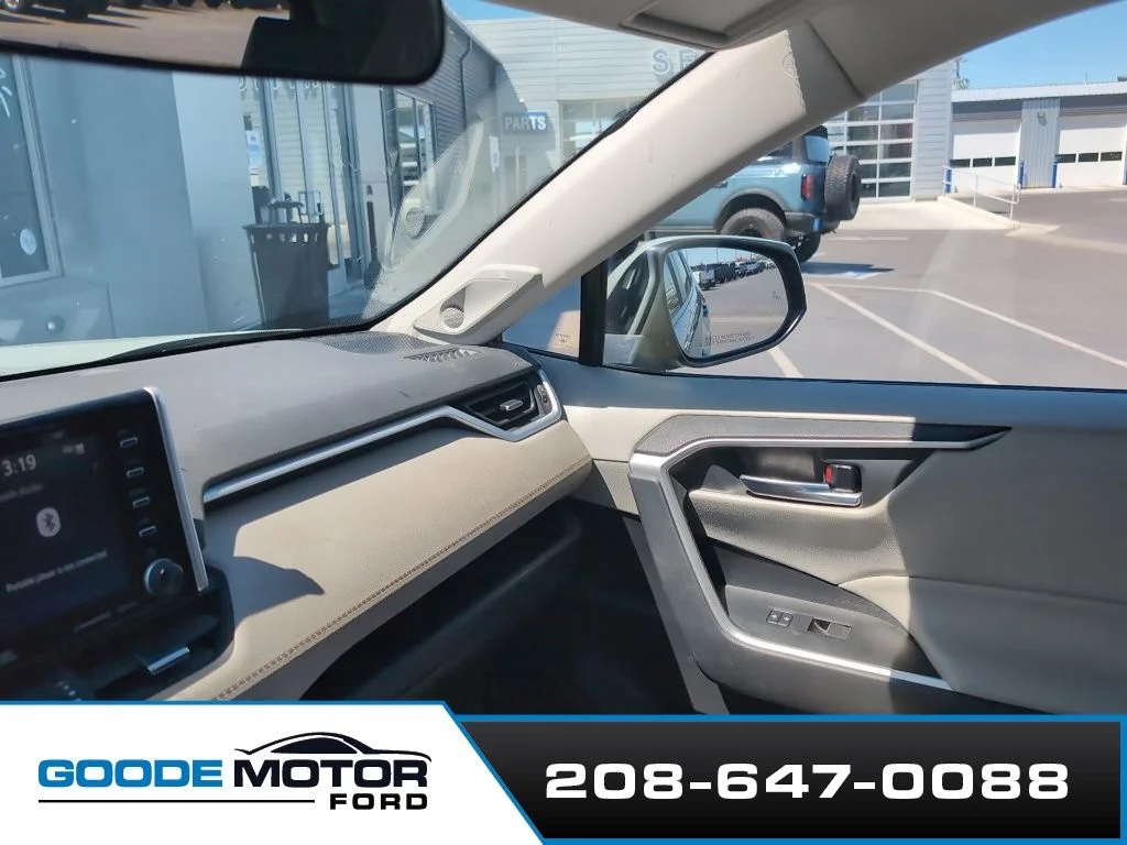 Used 2021 Lunar Toyota XLE Premium image 13
