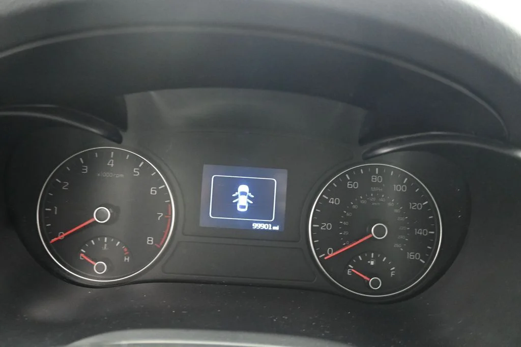 Used 2018 White Kia S image 18