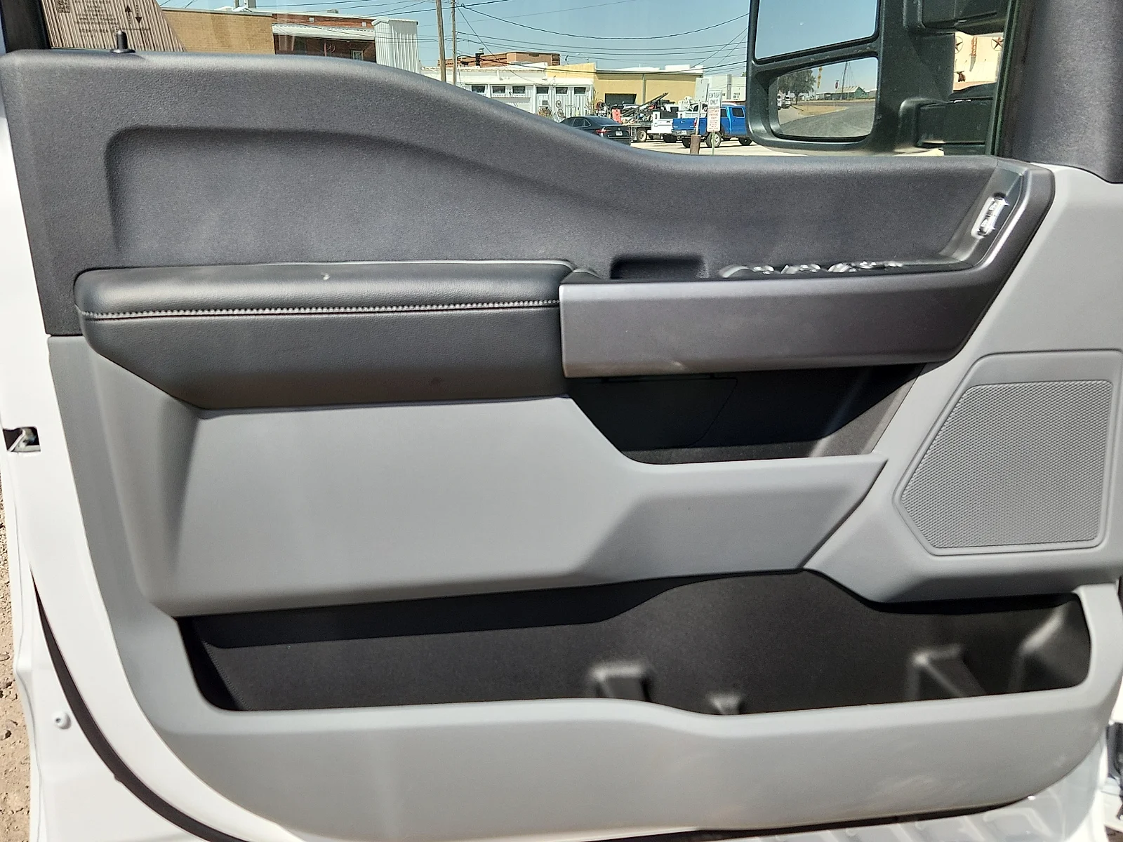 New 2027 Oxford White Ford XLT image 14