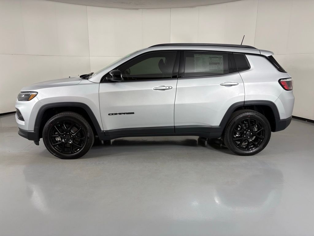 New 2026 Silver Zynith Metallic Clearcoat Jeep Latitude image 5