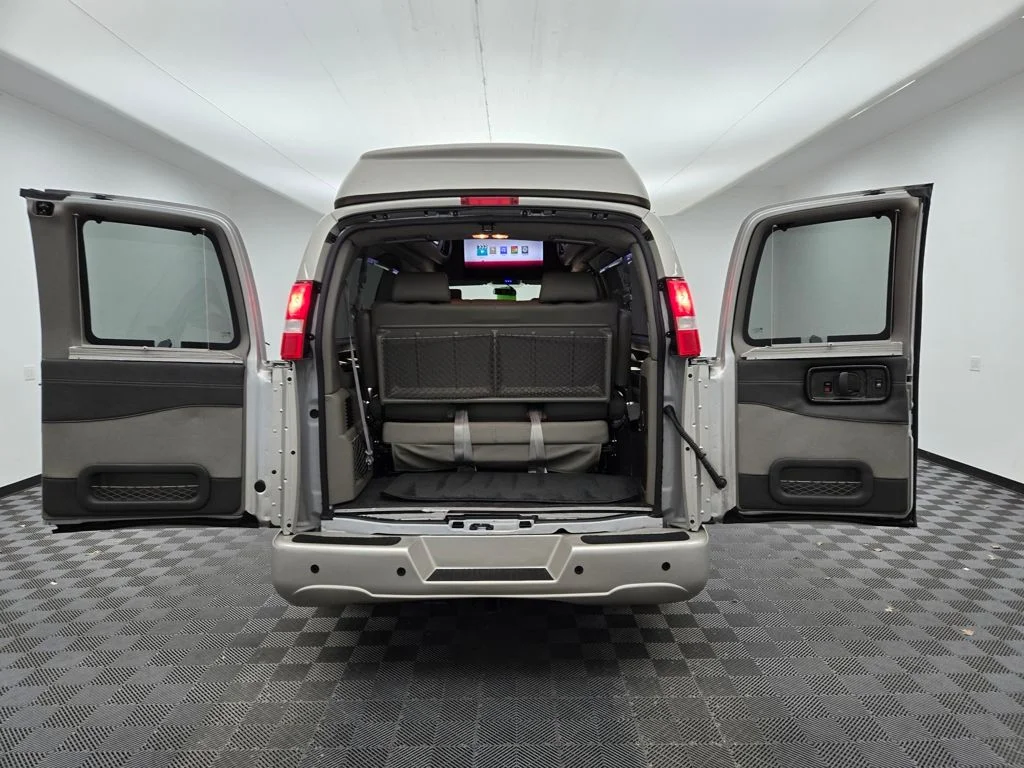 Used 2023 Birch Chevrolet Explorer Limited SE image 6