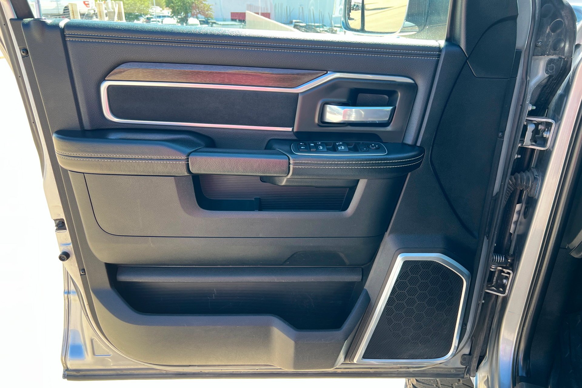 Used 2022 Billet Silver Metallic Clearcoat Ram Laramie image 15