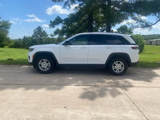 Used 2024 White/off-white Jeep Laredo image 6