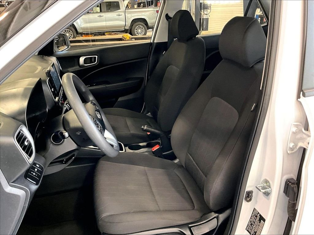 Used 2020 White Hyundai SE image 10