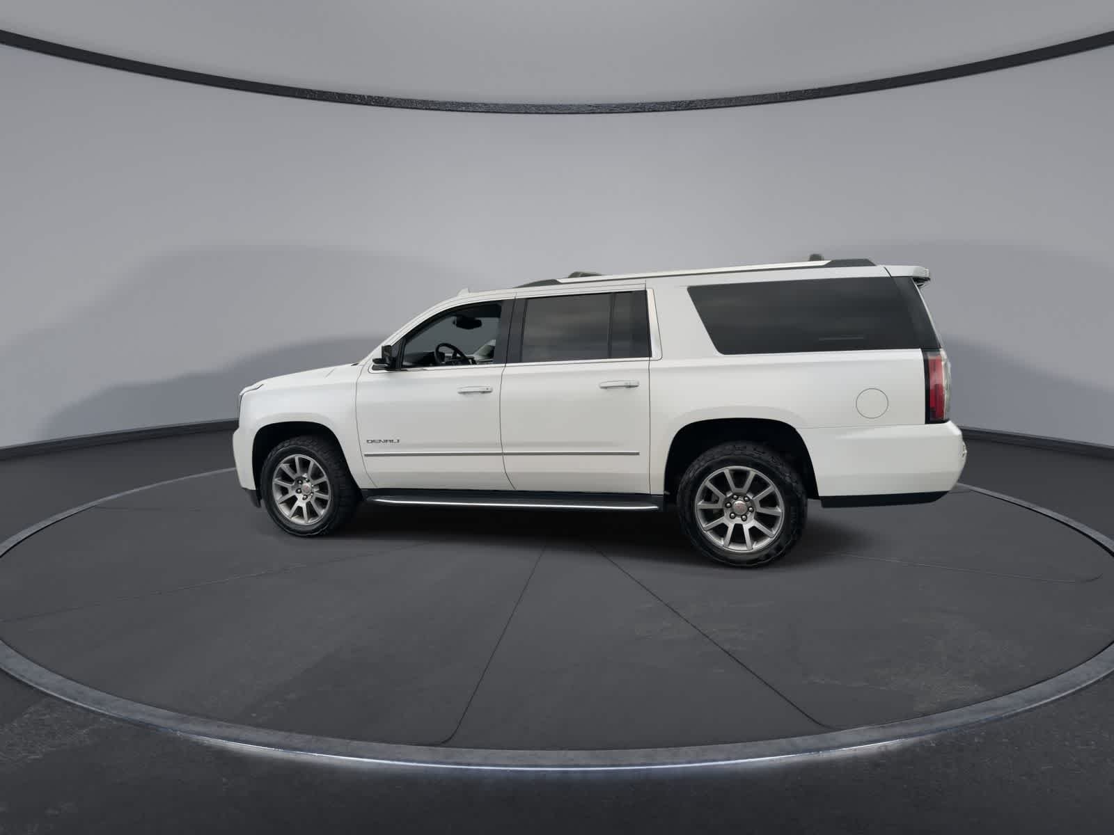 Used 2019 White Frost Tricoat GMC Denali image 5
