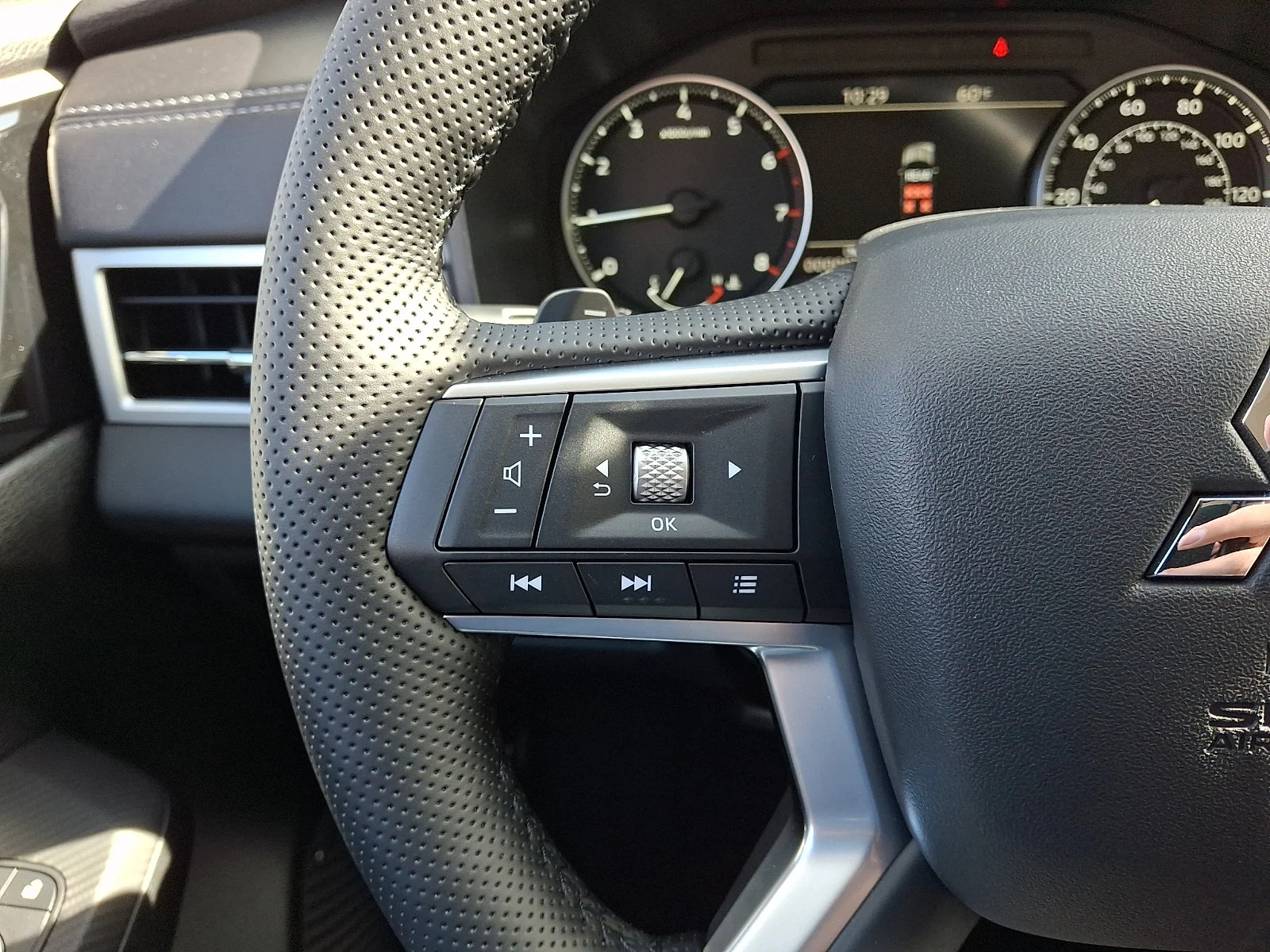 New 2026 Gray Mitsubishi SE image 18