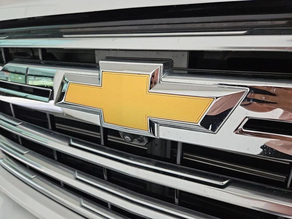 Certified Used 2025 Iridescent Pearl Tricoat Chevrolet High Country image 38