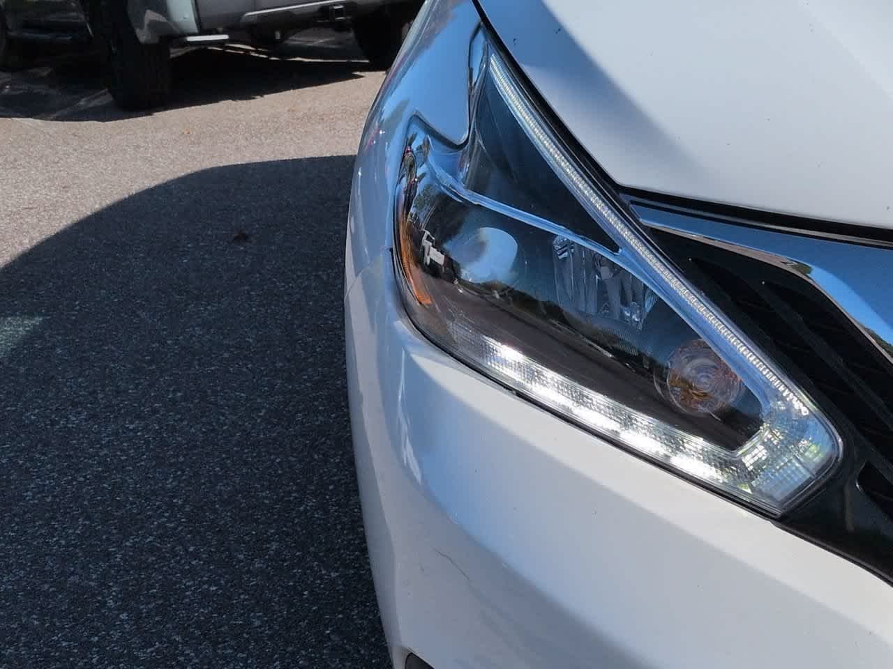 Used 2018 White Nissan S image 10