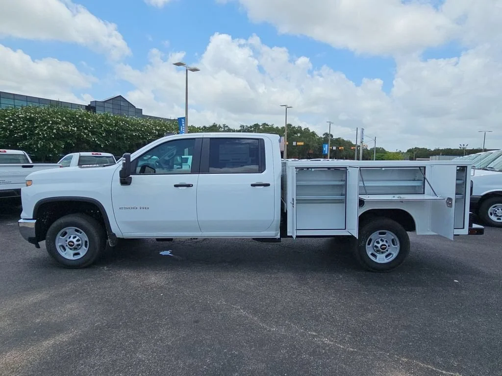New 2026 Summit White Chevrolet WT image 4