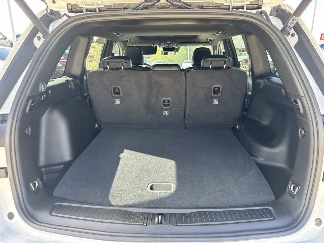 New 2027 Bright White Clear-Coat Paint Jeep Laredo Altitude image 27