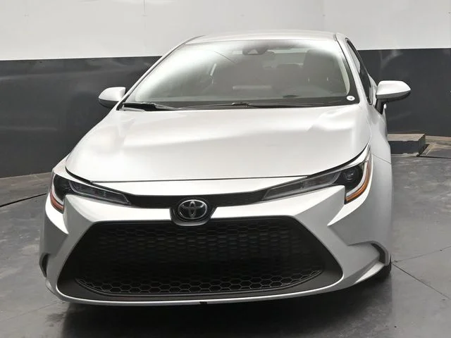 Used 2022 Silver Toyota LE image 3