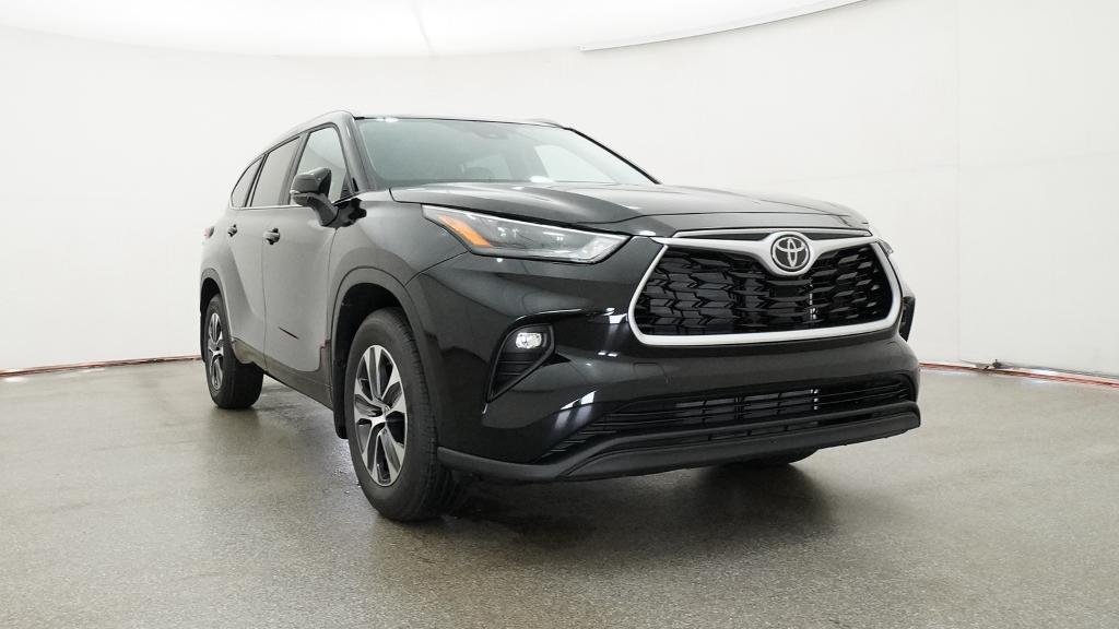 New 2026 Midnight Black Metallic Toyota XLE image 7